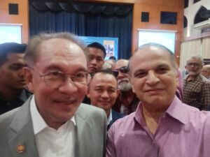 Prime Minster Anwar with Prof. Imteaz Yusuf of ISTAC