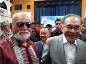 President of Alif Society with Prime Minster Anwar